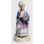 Dame mit Muff, Meissen um 1900. Entw.: M.V. Acier. Standfigur in Spitzen-besetzer Winterkleidung,