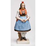 Mädchen in Schwälmer Tracht, Allach um 1940. Entw.: Richard Förster. Standfigur in Schürzen- kleid