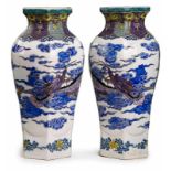 Paar Vasen, China wohl 1. Hälfte 20. Jh. Porzellan m. Emaillefarbendekor. Amphore auf 6-eckigem