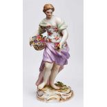 Flora, Meissen um 1870. Standfigur in Gewanddraperie, im Arm einen Blumenkorb, einen kl. Strauß