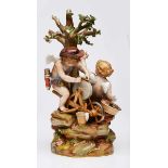 Amor schleift seine Pfeile, Meissen um 1880. Hoher Felssockel m. Baum, darunter 2 Amo- retten, wovon