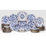 Speiseservice-Teile für 12 Pers., Meissen um 1870-1900. Zwiebelmuster m. Goldrand. Am Boden