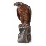 Bronze Adler auf Felssockel, um 1920. Braun patiniert. Auf hohem Felsbrocken, geduckt, Kopf seitl.