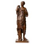 Gr. Bronze nach antikem Vorbild Diana von Gabii, Ende 19. Jh. Braun patiniert. Weibl. Standfigur