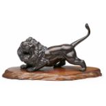 Bronze "Löwe", China um 1900. Dunkel patiniert. Lauernder Löwe m. zum Brüllen geöffnetem Maul u.