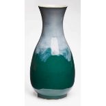 Vase, wohl Karlsruhe 1. Hälfte 20. Jh. Heller, porzellanartiger Scherben, grau-grün glasiert.