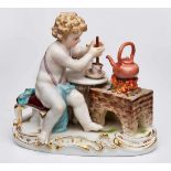 Das Element "Feuer", Meissen um 1870. Putto auf Hocker, in d. Schokoladentasse auf d. Tisch nb. sich