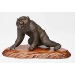Kriechender Affe, Japan wohl um 1900. Bronze, schwarz patiniert. Sich leicht geduckt