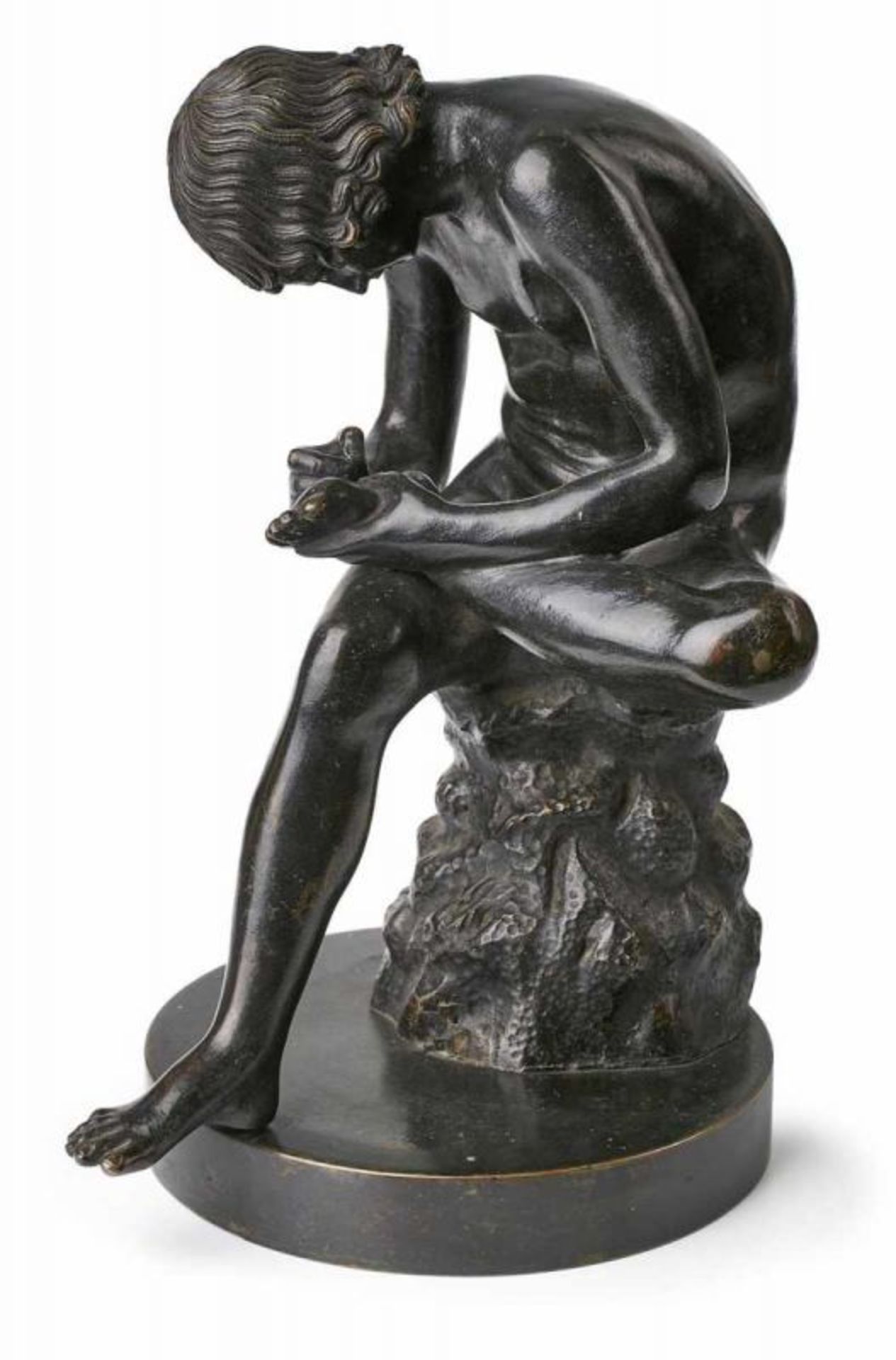 Bronze nach antikem Vorbild Dornauszieher, um 1900. Schwarz patiniert. Auf Felssockel nach vorn - Bild 2 aus 3