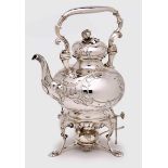 Teekessel auf Rechaud, Barock-Stil, deutsch um 1860. Silber 17-löt. Kugeliger Kessel m. schmal ge-