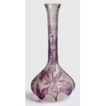 Solifleur-Vase, Val St. Lambert um 1900. Farbloses Glas, violett überfangen. Kugeliger Korpus m.