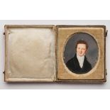 Miniatur im Etui Herrenportrait, Anf. 19. Jh. Hochov. Portrait eines jungen Mannes m. ge- lockten