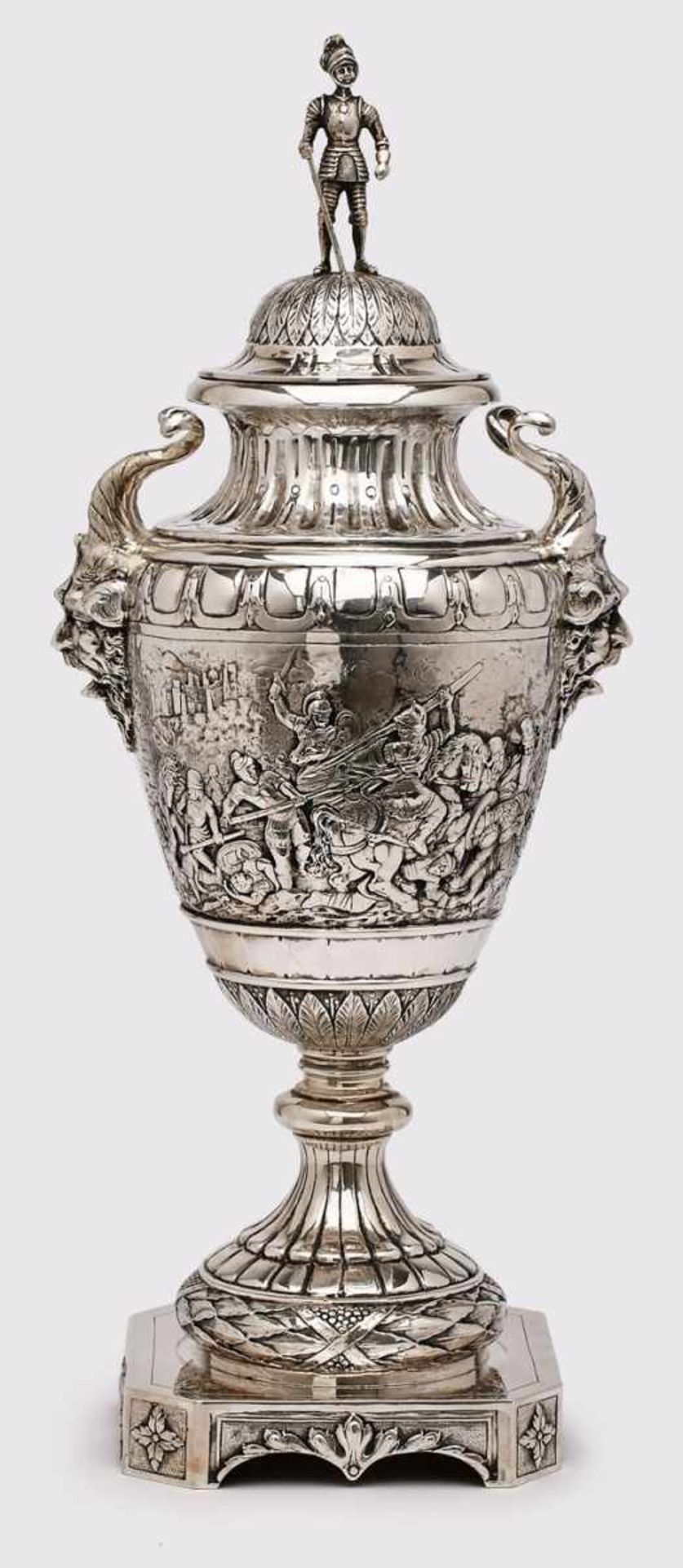 Gr. Prunkpokal, Louis XVI-Stil, Hanau 20. Jh. 800er Silber. Amphore m. Rd.fuß auf quadrat. Stand,