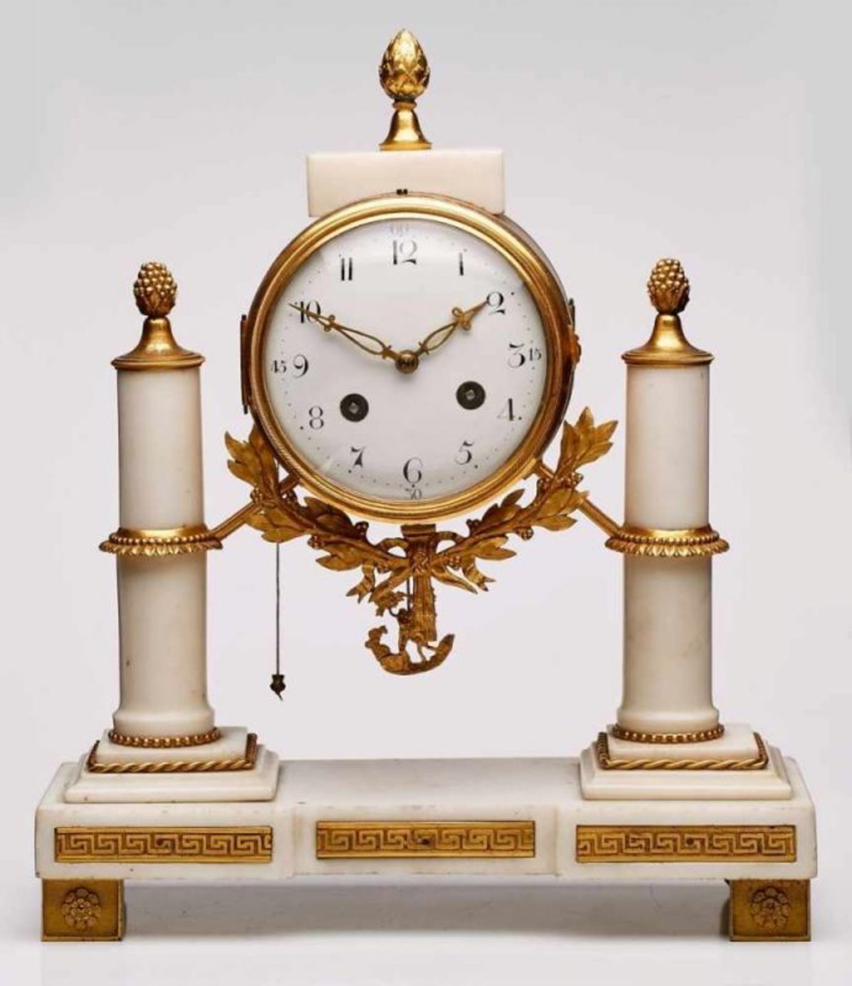 Louis-XVI-Pendule, Frankreich um 1790. Weißer Marmor m. vergoldeten Bronzezierteilen. Rd. Uhrenblock - Bild 2 aus 3