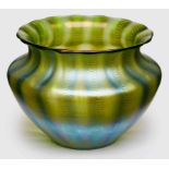Gr. Vase, Loetz Wwe. um 1900. Grünes Glas, irisierend überfangen, darin ge- kämmte Wellenstruktur.