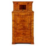 Biedermeier-Schrank/Blender, norddt. um 1820. Birke massiv u. furn. Mahagoni furn. Gerade Front m.