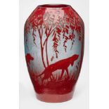 Vase mit Jagdhund-Motiv, Legras um 1900/14. Farbloses Glas, außen m. rotem Pulverein- schmelzungs-