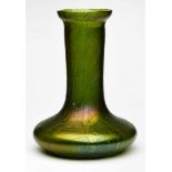 Solifleur-Vase, Österreich/ Böhmen um 1900. Grünes Glas m. Fadenauflage, irisierend über- fangen.