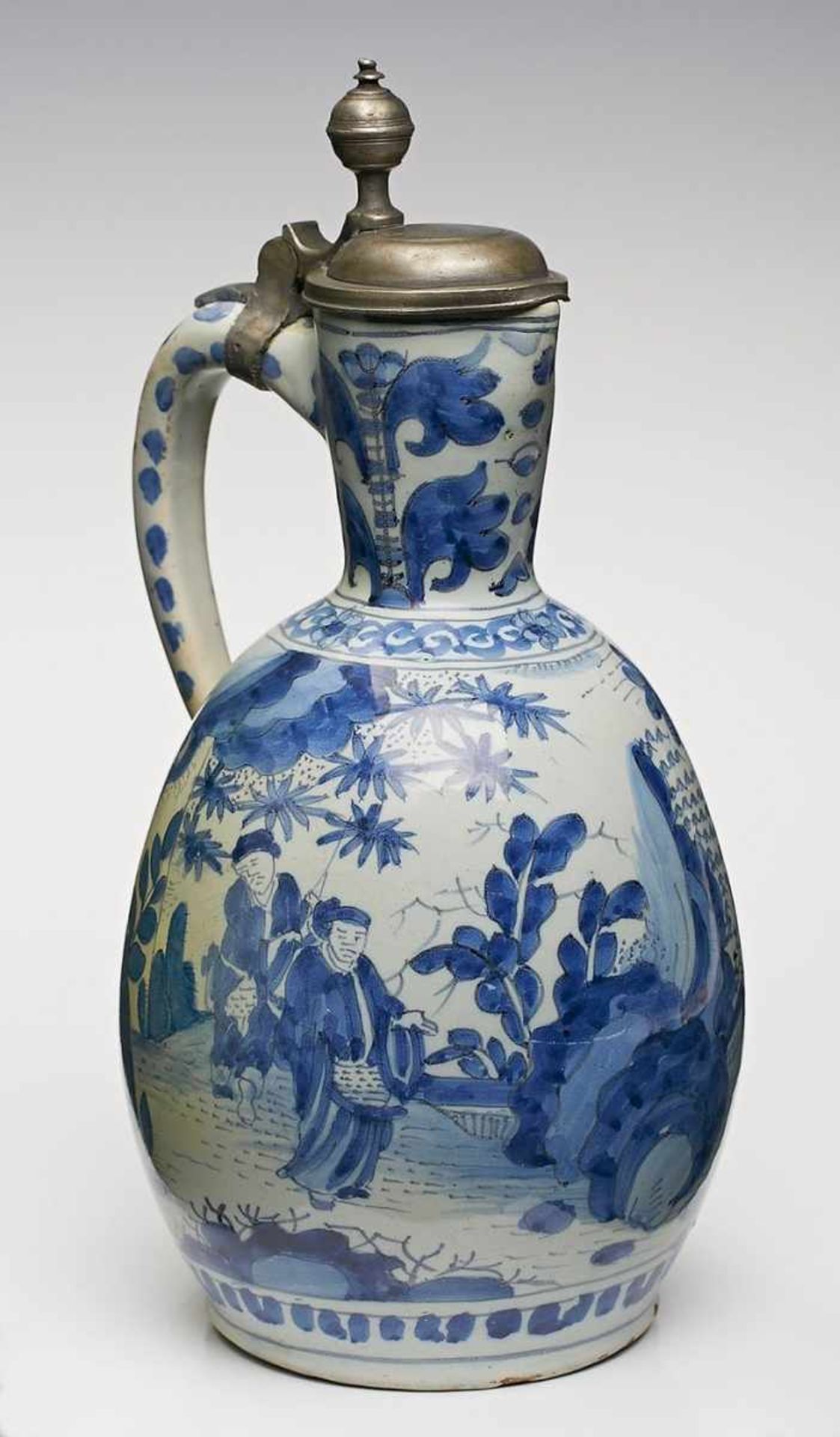 Enghalskrug, Frankfurt um 1700. Blauweißmalerei m. umlaufender Chinoiserie- Szene. Bauchige Form