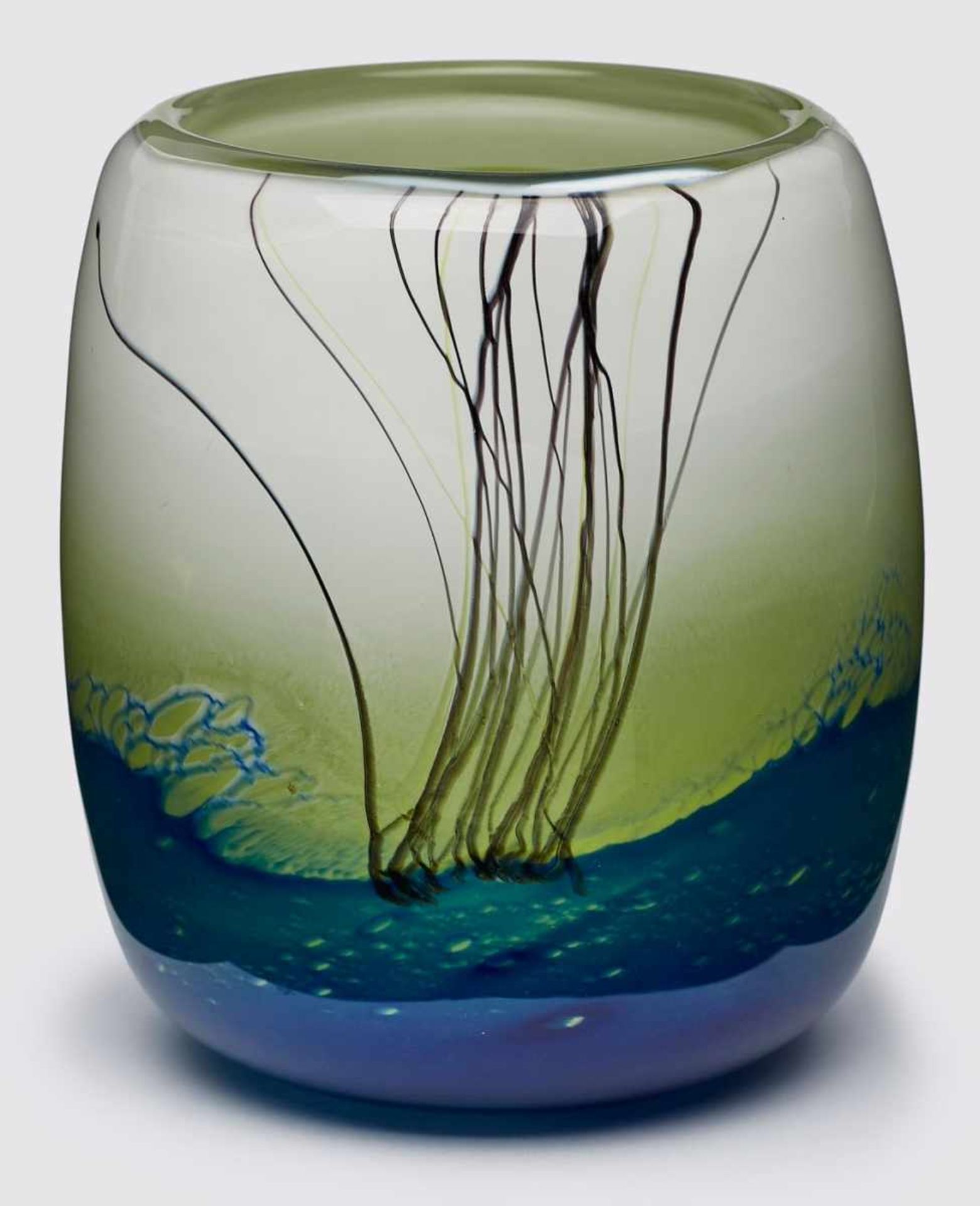 Vase, Leerdam um 1980. Entw.: Willem Heesen. Farbloses Glas m. Zw.- schicht in weiss, gelb u. blau