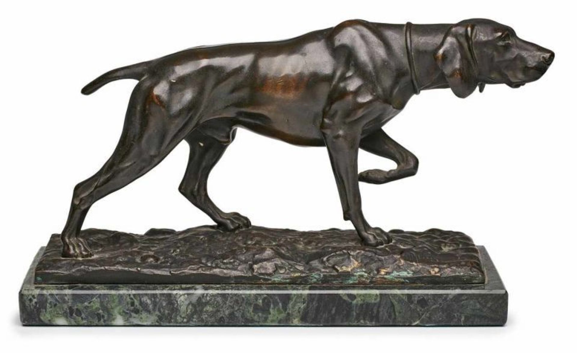 Bronze nach Oskar Pflug Jagdhund, Ende 19. Jh. Dunkel patiniert. Mit erhobener Vorderpfote wach- sam - Bild 2 aus 3