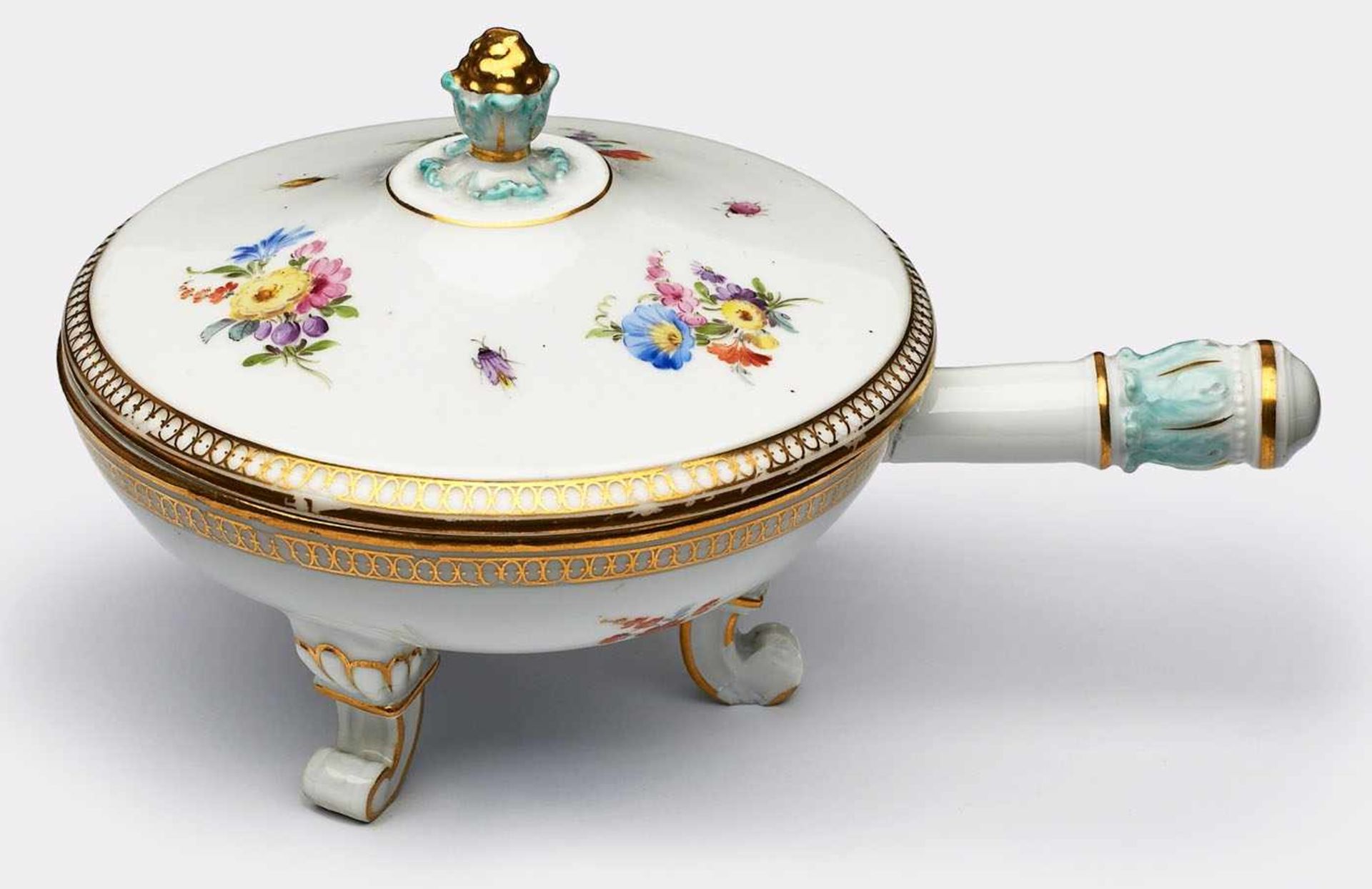 Kl. Henkelpfännchen, Meissen um 1870. Rd.Schale auf 3 kl. Volutenfüßchen, seitl. Henkel m.