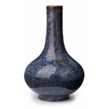 Gr. Vase, China wohl 19. Jh. Rötl. Scherben, blau glasiert. Bauchiger Korpus, in langen, zylindr.
