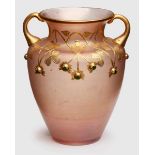 Amphoren-Vase, Böhmen wohl Ende 19. Jh. Rosé Glas, irisierend überfangen. Stark nach unten