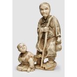 2-tlg. Okimono "Bettelmönch mit Kind", Japan um 1920. Elfenbein, vollrd. geschnitzt, partiell