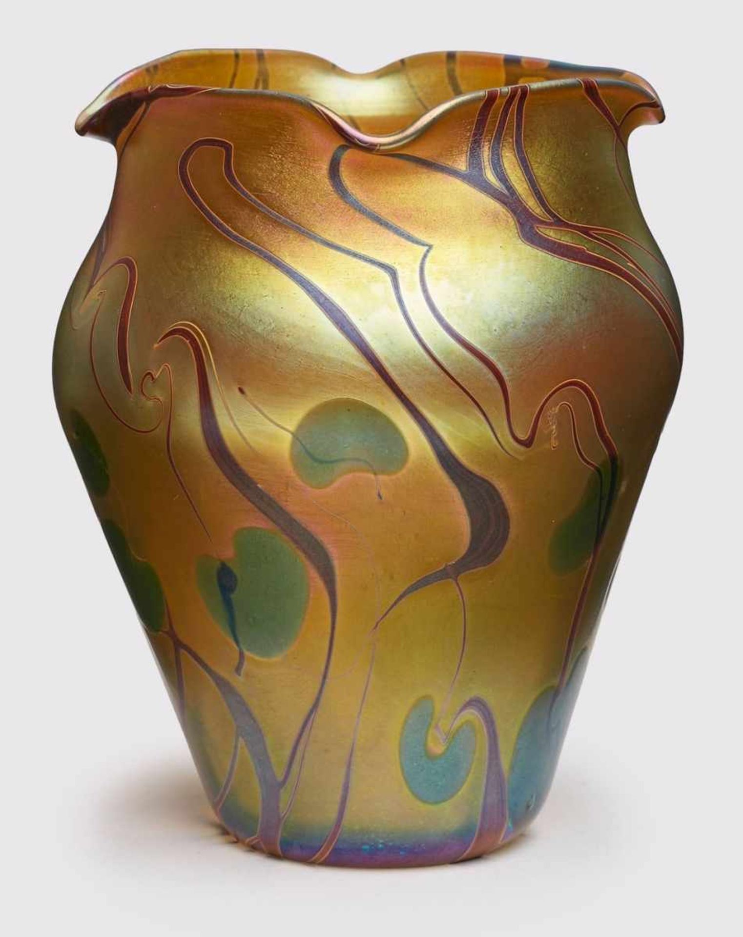 Kl. Vase, Tiffany um 1890- 1900. Farbloses Glas m. grünen Auflagen, irisierend überfangen. Nach