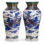 Paar Vasen, China wohl 1. Hälfte 20. Jh. Porzellan m. Emaillefarbendekor. Amphore auf 6-eckigem