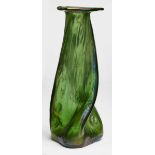 Vase mit Baumrinden-Relief, wohl Österreich Ende 19. Jh. Grünes Glas, irisierend überfangen.
