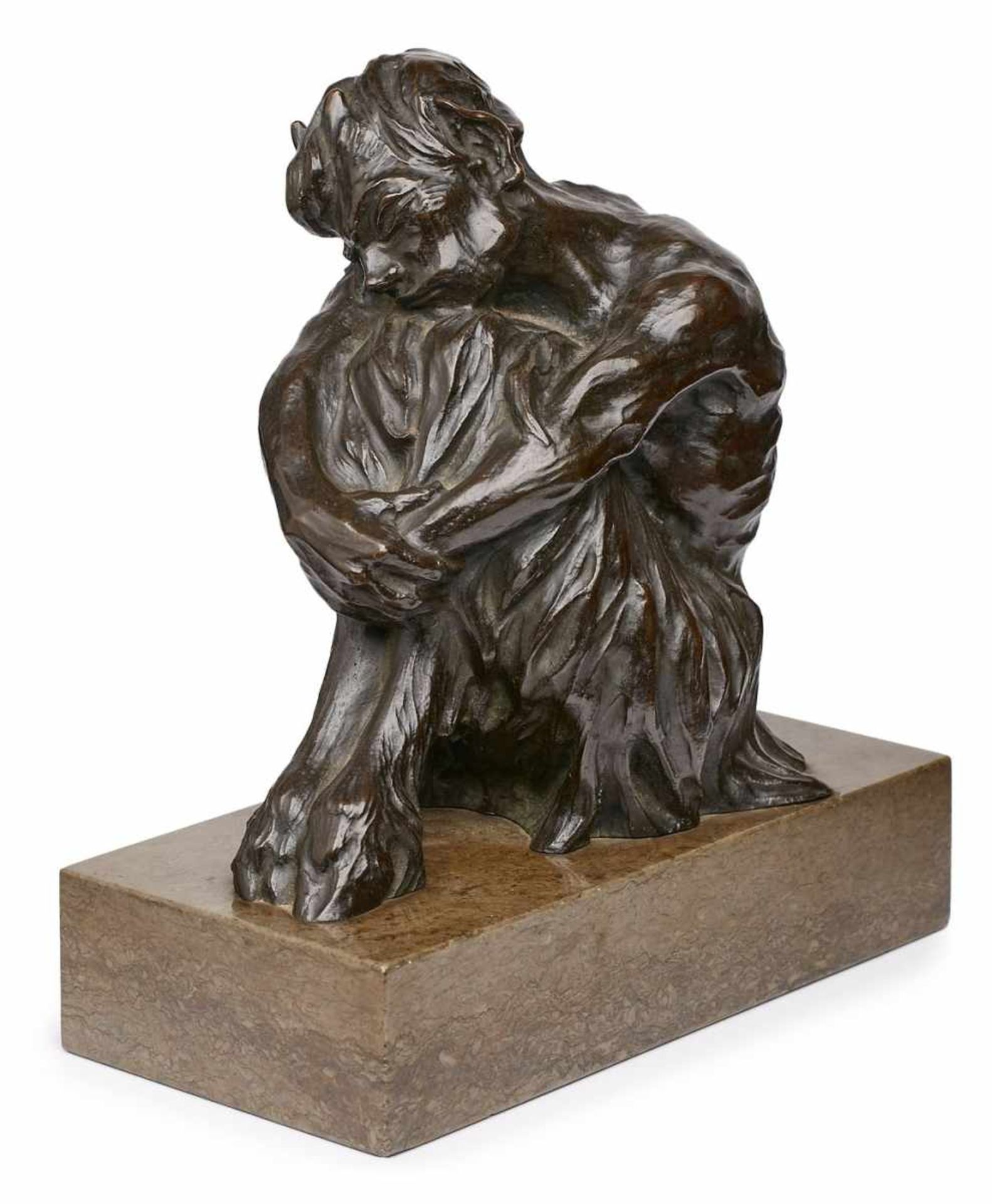 Bronze Schlafender Faun, um 1900. Schwarz patiniert. Auf rechteckigem, grauem Marmorsockel hockender