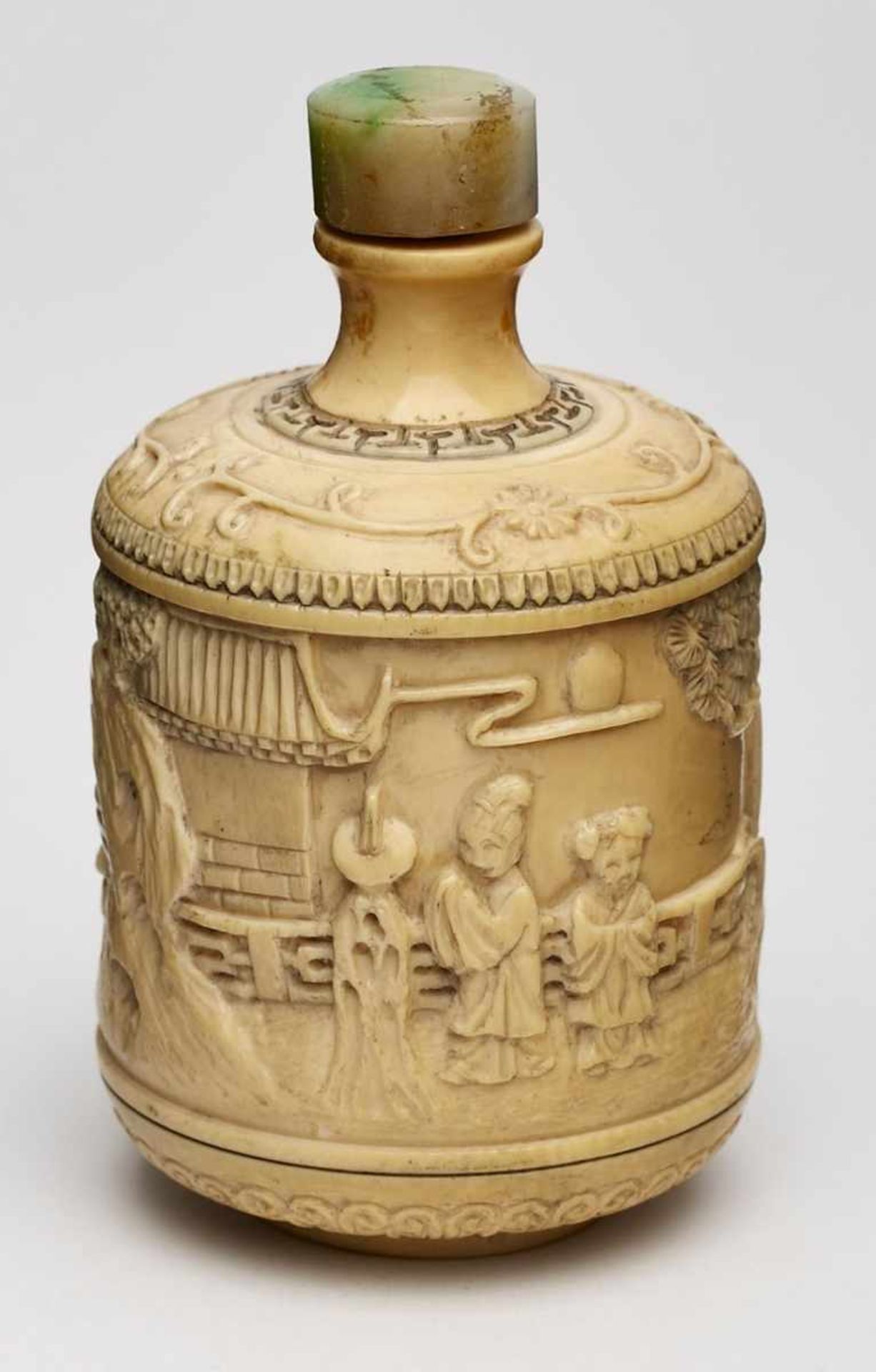 Snuffbottle, wohl China um 1900. Elfenbein geschnitzt. Zylindr. Korpus m. ge- rundeten Kanten, auf