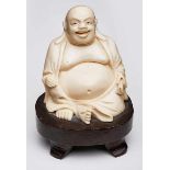 Lachender Buddha, China wohl Anf. 20. Jh. Elfenbein, vollrd. geschnitzt. Sitzender Buddha, d. Gewand