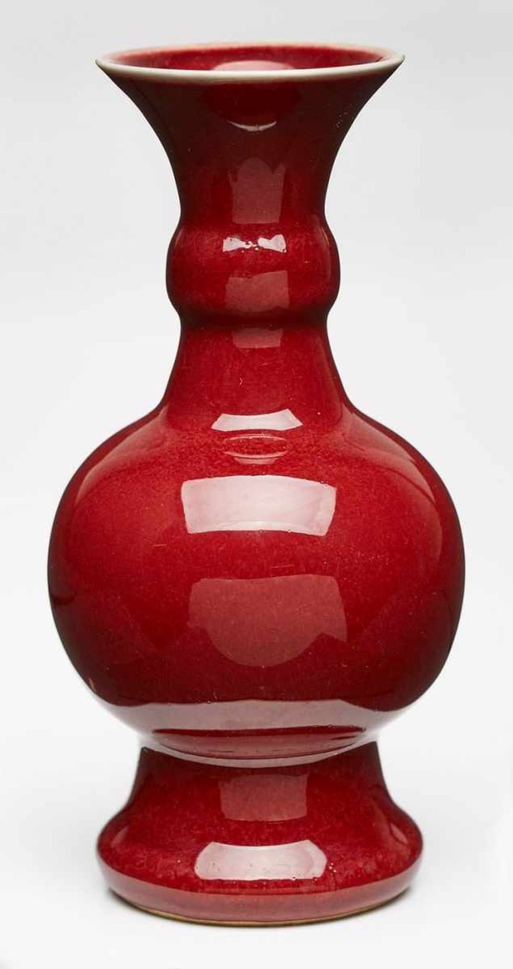 Kl. Vase mit Ochsenblutglasur, Kuang Chi, China 19. Jh. Balusterförm. Wandung m. engem Hals u.
