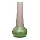 Vase, Schneider um 1930. Farbloses Gals m. milchiger u. grüner Pulver- einschmelzung. Hoher,