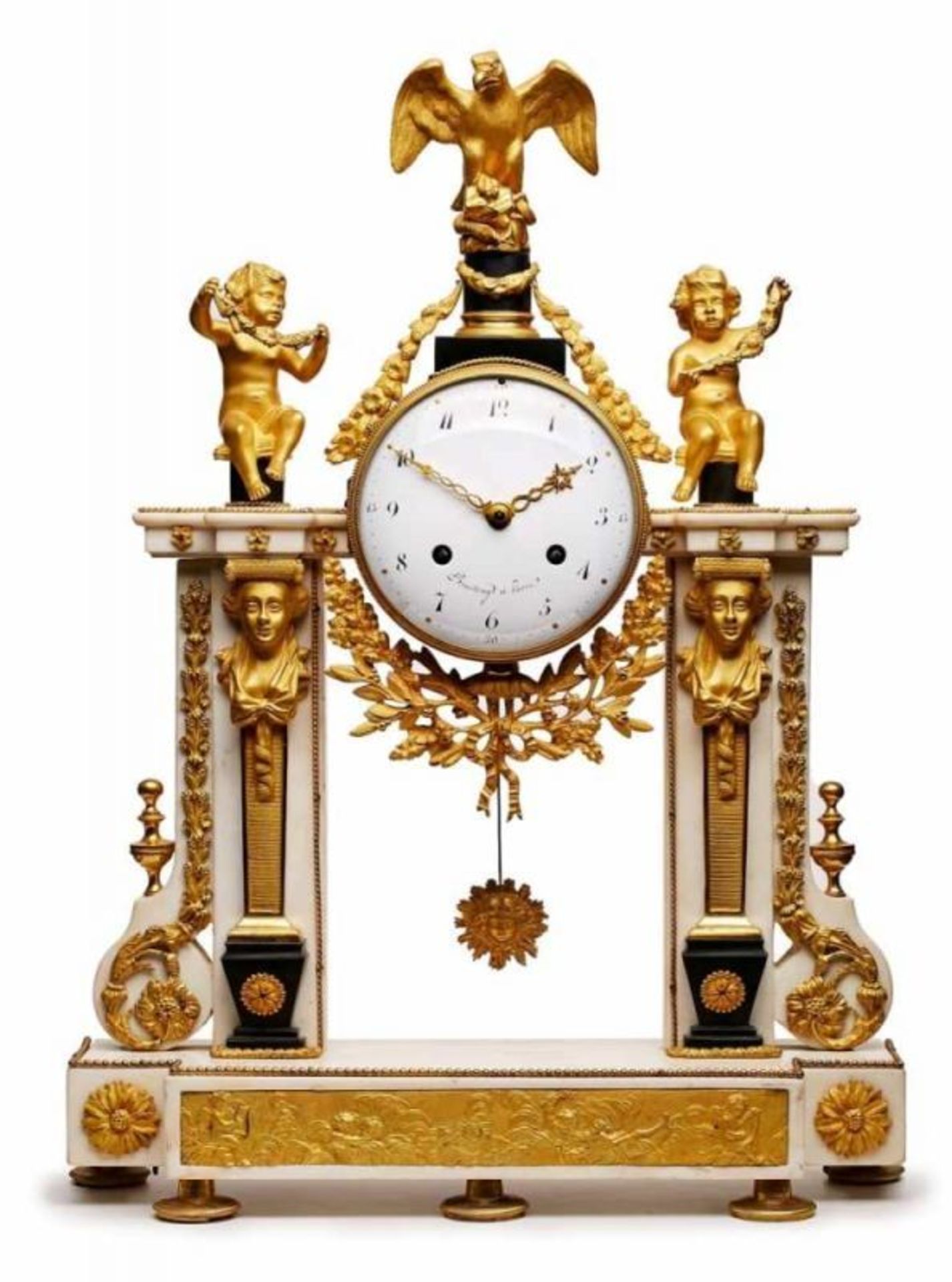 Prunk-Pendule, Paris um 1790. Weißer Marmor, vergoldete Bronze, Schiefer- Details. Architekton. - Bild 2 aus 3