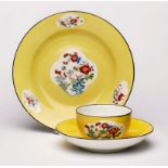 3-tlg. Gedeck, Meissen Ende 19. Jh. Gelber Fond m. Reserven m. floralem Dekor im sog. "Kakiemon-