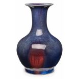 Vase, China wohl um 1900. Porzellan m. blau-roter Fließglasur. Kugelig- bauchige Form m. langem Hals
