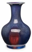 Vase, China wohl um 1900. Porzellan m. blau-roter Fließglasur. Kugelig- bauchige Form m. langem Hals