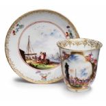 Bechertasse mit UT, Meissen um 1735. Schlanke Tasse m. ausschwingender Lippe u. Rocaillenhenkel,