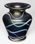 Vase mit Fadenauflage, Österreich Anfang 20. Jh. Dunkles Glas m. weißer Auflage, irisierend über-