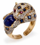 Pantherring 18 kt GG, stilisierter Panther ausgefasst mit Brillanten, 1 gr. Saphir-Cabochon, 21