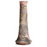 Gr. Vase mit Hortensien, Gallé 1918-31. Farbloses Glas, innen rosé u. außen grün/ violett/ weiß