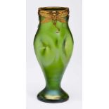Kl. Vase mit Libellendekor, Jugendstil, Österreich um 1900. Grünes Glas, irisierend überfangen. Hohe
