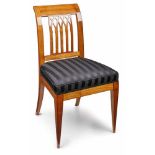 Biedermeier-Stuhl, süddt. um 1820. Kirschbaum massiv u. furn. Geschweifte Rücken- lehne mit