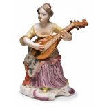 Lautenspielerin, Frankenthal um 1760. Auf kl. Felssockel sitzende Dame, d. Instrument spielend.