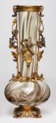 Gr. Vase mit Metallbesatz, wohl Loetz Wwe. um 1890. Sog. "Onyxglas" (weißes Glas, außen weiß-