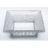 Gr. quadrat. Schale, Lalique um 1980. Farbloses Glas, partiell mattiert. Modell "Roses". Breiter,